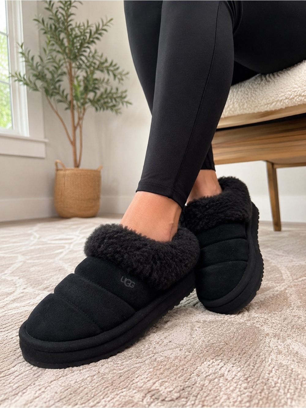 UGG Tazzlita Cozy Slippers Women’s US 6 UK 5 Black Sheepskin Slip Indoor/Outdoor